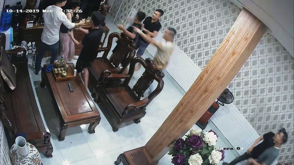 Đòi nợ thuê xẻ đôi ý kiến đại biểu Quốc hội - Ảnh 1. Đòi nợ thuê xẻ đôi ý kiến đại biểu Quốc hội - Ảnh 1.