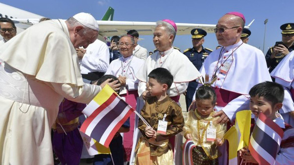 Giáo hoàng có em gái làm phiên dịch khi thăm Thái Lan - Ảnh 3. Giáo hoàng có em gái làm phiên dịch khi thăm Thái Lan - Ảnh 3.