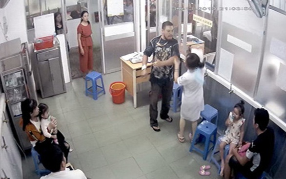 Trị thói côn đồ trong bệnh viện - Ảnh 1. Trị thói côn đồ trong bệnh viện - Ảnh 1.