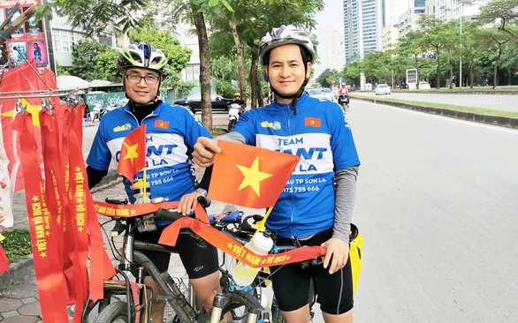 Đạp xe 300km để cổ vũ đội tuyển Việt Nam - Ảnh 1. Đạp xe 300km để cổ vũ đội tuyển Việt Nam - Ảnh 1.