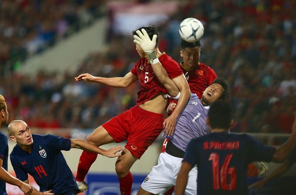 Luật FIFA cho thấy trọng tài Oman chưa chắc đã sai - Ảnh 2. Luật FIFA cho thấy trọng tài Oman chưa chắc đã sai - Ảnh 2.