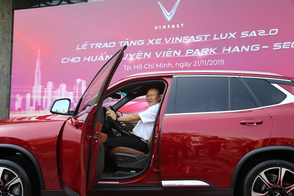 HLV Park Hang Seo khoe bằng lái khi được tặng xe VinFast - Ảnh 1. HLV Park Hang Seo khoe bằng lái khi được tặng xe VinFast - Ảnh 1.