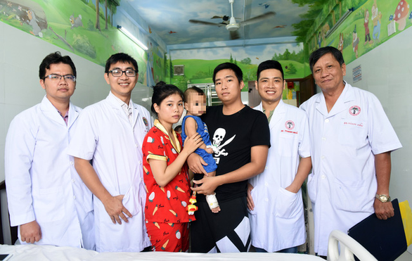 Nối thành công bàn tay bé trai 1 tuổi bị đứt lìa, nhiều y bác sĩ được khen thưởng - Ảnh 1. Nối thành công bàn tay bé trai 1 tuổi bị đứt lìa, nhiều y bác sĩ được khen thưởng - Ảnh 1.