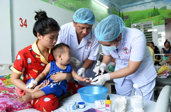 Nối thành công bàn tay bé trai 1 tuổi bị đứt lìa, nhiều y bác sĩ được khen thưởng - Ảnh 2. Nối thành công bàn tay bé trai 1 tuổi bị đứt lìa, nhiều y bác sĩ được khen thưởng - Ảnh 2.