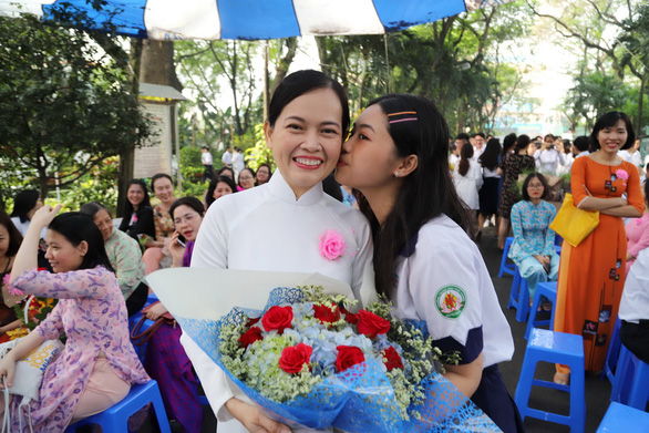 Xin đừng dùng từ mùa thu hoạch - Ảnh 1. Xin đừng dùng từ mùa thu hoạch - Ảnh 1.