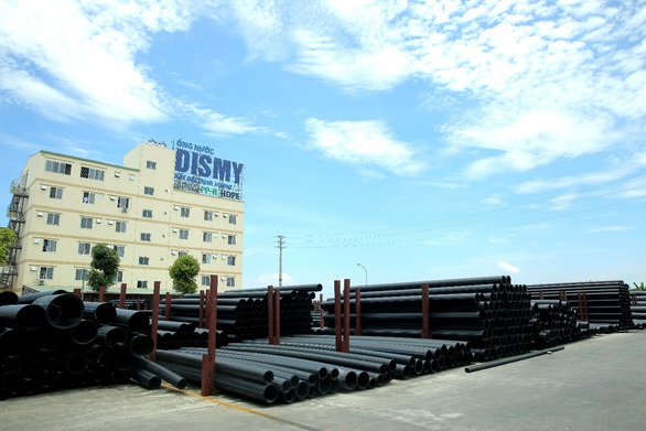 Nghệ sĩ Mai Đình Tới biểu diễn nhạc cụ làm bằng ống nhựa Dismy - Ảnh 1. Nghệ sĩ Mai Đình Tới biểu diễn nhạc cụ làm bằng ống nhựa Dismy - Ảnh 1.
