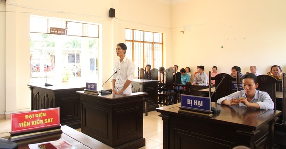 Kẻ đánh đập vợ dã man, dìm xuống nước nhận án tù 3 tháng - Ảnh 1. Kẻ đánh đập vợ dã man, dìm xuống nước nhận án tù 3 tháng - Ảnh 1.