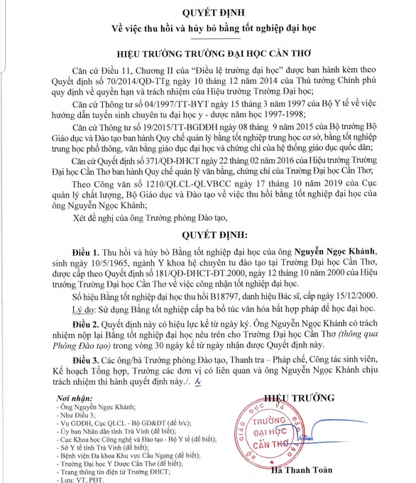 Bác sĩ xài bằng trung học giả xuống làm y sĩ - Ảnh 1. Bác sĩ xài bằng trung học giả xuống làm y sĩ - Ảnh 1.