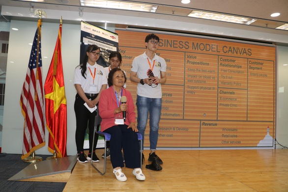 Sinh viên sáng tạo thiết bị giữ ấm chân cho người già - Ảnh 1. Sinh viên sáng tạo thiết bị giữ ấm chân cho người già - Ảnh 1.