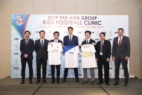 HLV đến từ Quỹ Real Madrid dạy bóng đá cho trẻ em có hoàn cảnh đặc biệt Việt Nam - Ảnh 1. HLV đến từ Quỹ Real Madrid dạy bóng đá cho trẻ em có hoàn cảnh đặc biệt Việt Nam - Ảnh 1.
