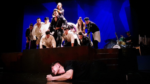Ngạc nhiên với Romeo và Juliet của hôm nay - Ảnh 1. Ngạc nhiên với Romeo và Juliet của hôm nay - Ảnh 1.