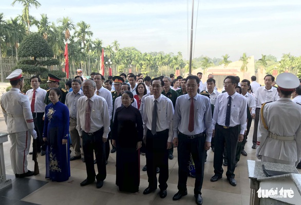 Lãnh đạo TP.HCM dâng hương kỷ niệm 79 năm ngày Nam Kỳ khởi nghĩa - Ảnh 1. Lãnh đạo TP.HCM dâng hương kỷ niệm 79 năm ngày Nam Kỳ khởi nghĩa - Ảnh 1.