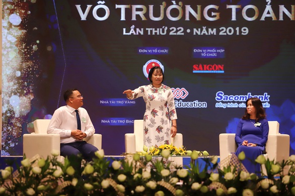 Cái ôm chặt của trò gây ấn tượng mạnh cho cô giáo nhận giải thưởng Võ Trường Toản - Ảnh 2. Cái ôm chặt của trò gây ấn tượng mạnh cho cô giáo nhận giải thưởng Võ Trường Toản - Ảnh 2.