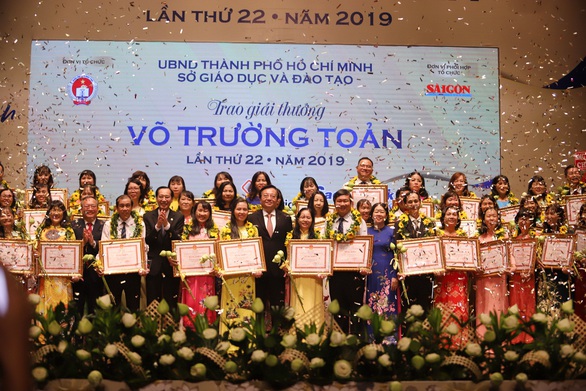 Cái ôm chặt của trò gây ấn tượng mạnh cho cô giáo nhận giải thưởng Võ Trường Toản - Ảnh 3. Cái ôm chặt của trò gây ấn tượng mạnh cho cô giáo nhận giải thưởng Võ Trường Toản - Ảnh 3.