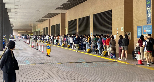 Người Hong Kong rồng rắn xếp hàng đi bầu hội đồng lập pháp địa phương - Ảnh 1. Người Hong Kong rồng rắn xếp hàng đi bầu hội đồng lập pháp địa phương - Ảnh 1.