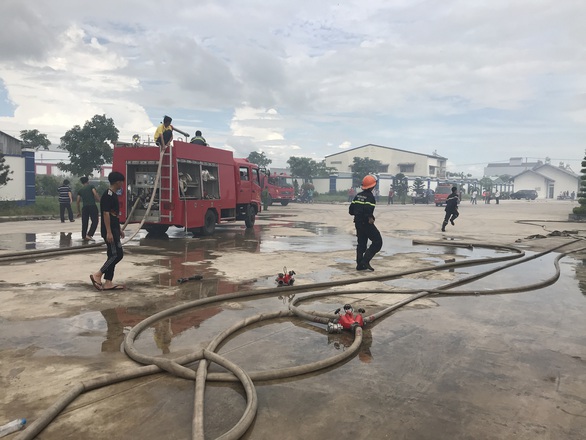 Hai xưởng may khoảng 10.000 m2 Công ty May Nhà Bè - Sóc Trăng bị lửa thiêu rụi - Ảnh 3. Hai xưởng may khoảng 10.000 m2 Công ty May Nhà Bè - Sóc Trăng bị lửa thiêu rụi - Ảnh 3.