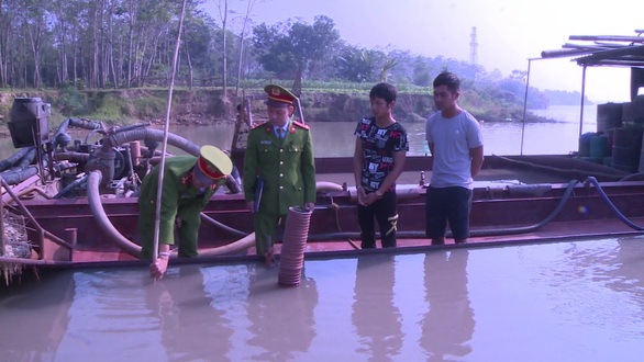 Bắt giữ 2 tàu khai thác cát trái phép trên sông Chu - Ảnh 1. Bắt giữ 2 tàu khai thác cát trái phép trên sông Chu - Ảnh 1.