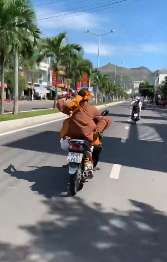 Đầu quấn khăn, tay rú ga, vai vác kiếm lái xe gầm rú trên đường - Ảnh 3. Đầu quấn khăn, tay rú ga, vai vác kiếm lái xe gầm rú trên đường - Ảnh 3.