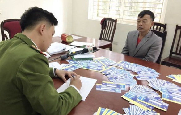 Khởi tố 3 người làm cả ngàn vé bóng đá VN-UAE, VN - Thái Lan giả - Ảnh 1. Khởi tố 3 người làm cả ngàn vé bóng đá VN-UAE, VN - Thái Lan giả - Ảnh 1.