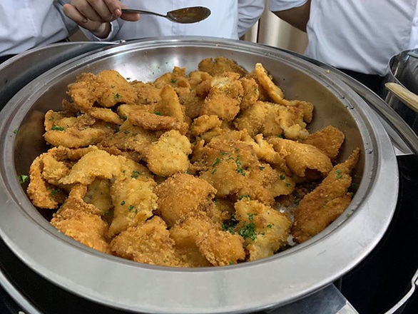 Thiếu ăn tại SEA Games 2019, tuyển nữ Việt Nam phải ra siêu thị mua thêm rau - Ảnh 1. Thiếu ăn tại SEA Games 2019, tuyển nữ Việt Nam phải ra siêu thị mua thêm rau - Ảnh 1.