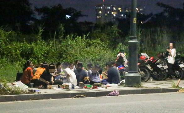 BBQ đêm vỉa hè ở khu đô thị Thủ Thiêm - Ảnh 1. BBQ đêm vỉa hè ở khu đô thị Thủ Thiêm - Ảnh 1.