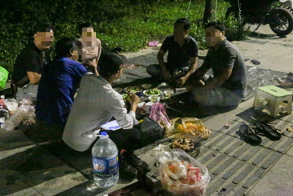 BBQ đêm vỉa hè ở khu đô thị Thủ Thiêm - Ảnh 5. BBQ đêm vỉa hè ở khu đô thị Thủ Thiêm - Ảnh 5.