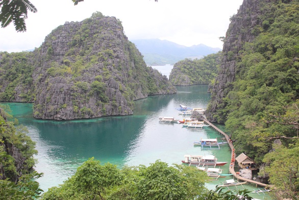 Leo núi để... tắm hồ giữa đảo Coron - Ảnh 1. Leo núi để... tắm hồ giữa đảo Coron - Ảnh 1.