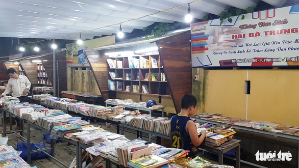 Đóng cửa đường sách ở Huế vì bán sách giả, sách lậu - Ảnh 1. Đóng cửa đường sách ở Huế vì bán sách giả, sách lậu - Ảnh 1.