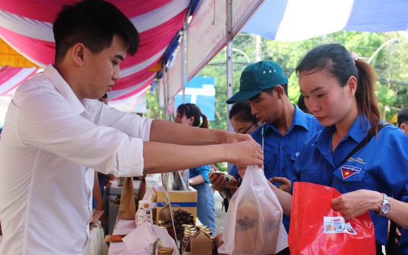 Nước mật dừa của kỹ sư hóa học tại Ngày hội xây dựng nông thôn mới - Ảnh 2. Nước mật dừa của kỹ sư hóa học tại Ngày hội xây dựng nông thôn mới - Ảnh 2.