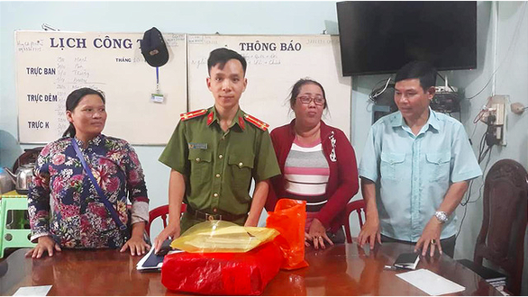 Tặng bằng khen chị bán vé số trả lại hơn 100 triệu cho người đánh rơi - Ảnh 1. Tặng bằng khen chị bán vé số trả lại hơn 100 triệu cho người đánh rơi - Ảnh 1.