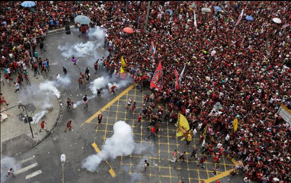 Quang cảnh như chiến trường khi Flamengo trở về sau chiến thắng ở Copa Libertadores - Ảnh 6. Quang cảnh như chiến trường khi Flamengo trở về sau chiến thắng ở Copa Libertadores - Ảnh 6.