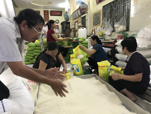 Gạo đội lốt gạo ngon nhất thế giới ST25 tràn ngập thị trường - Ảnh 1. Gạo đội lốt gạo ngon nhất thế giới ST25 tràn ngập thị trường - Ảnh 1.