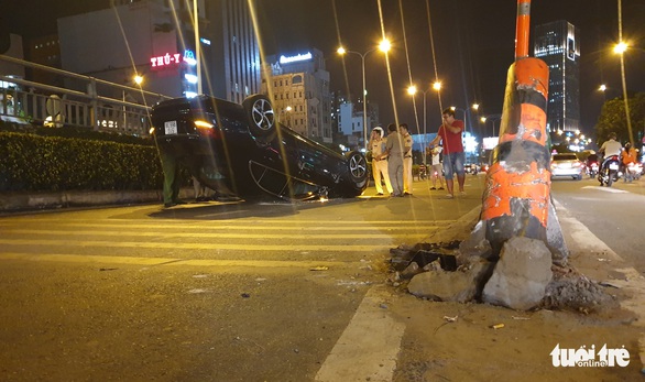 Xe hơi tự tông dải phân cách, phơi bụng giữa đường Điện Biên Phủ - Ảnh 2. Xe hơi tự tông dải phân cách, phơi bụng giữa đường Điện Biên Phủ - Ảnh 2.