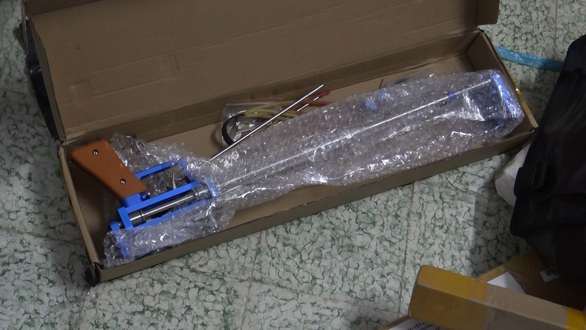1.000 hung khí đội lốt công cụ nhà bếp chuyển qua đường bưu điện - Ảnh 2. 1.000 hung khí đội lốt công cụ nhà bếp chuyển qua đường bưu điện - Ảnh 2.
