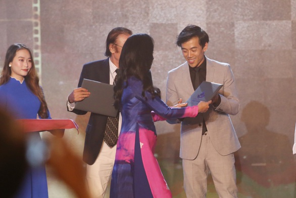 Song Lang đoạt Bông sen vàng, Trấn Thành đoạt giải Diễn viên chính xuất sắc - Ảnh 4. Song Lang đoạt Bông sen vàng, Trấn Thành đoạt giải Diễn viên chính xuất sắc - Ảnh 4.