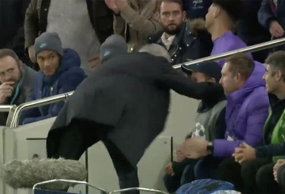 HLV Mourinho cảm ơn pha kiến tạo của cậu bé nhặt bóng giúp Tottenham gỡ hòa - Ảnh 3. HLV Mourinho cảm ơn pha kiến tạo của cậu bé nhặt bóng giúp Tottenham gỡ hòa - Ảnh 3.