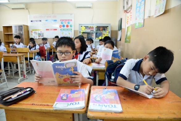 Giao hiệu trưởng chọn sách giáo khoa: chọn xong có phải đổi theo luật mới? - Ảnh 1. Giao hiệu trưởng chọn sách giáo khoa: chọn xong có phải đổi theo luật mới? - Ảnh 1.
