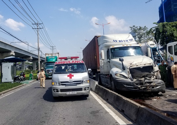 Xe container tông thẳng dòng xe đang dừng đèn đỏ trên xa lộ Hà Nội - Ảnh 3. Xe container tông thẳng dòng xe đang dừng đèn đỏ trên xa lộ Hà Nội - Ảnh 3.