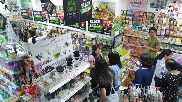 Sài Gòn ngày Black Friday: xếp hàng dài trả tiền, loay hoay tìm bãi xe - Ảnh 5. Sài Gòn ngày Black Friday: xếp hàng dài trả tiền, loay hoay tìm bãi xe - Ảnh 5.
