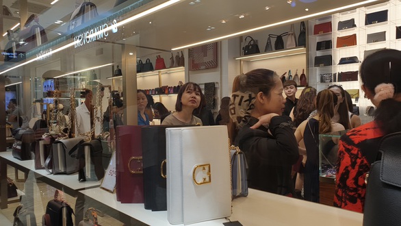 Sài Gòn ngày Black Friday: xếp hàng dài trả tiền, loay hoay tìm bãi xe - Ảnh 15. Sài Gòn ngày Black Friday: xếp hàng dài trả tiền, loay hoay tìm bãi xe - Ảnh 15.