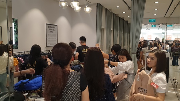 Sài Gòn ngày Black Friday: xếp hàng dài trả tiền, loay hoay tìm bãi xe - Ảnh 20. Sài Gòn ngày Black Friday: xếp hàng dài trả tiền, loay hoay tìm bãi xe - Ảnh 20.