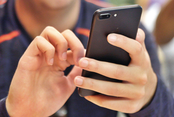 Xem smartphone quá nhiều: coi chừng bị bệnh mắt chéo! - Ảnh 3. Xem smartphone quá nhiều: coi chừng bị bệnh mắt chéo! - Ảnh 3.