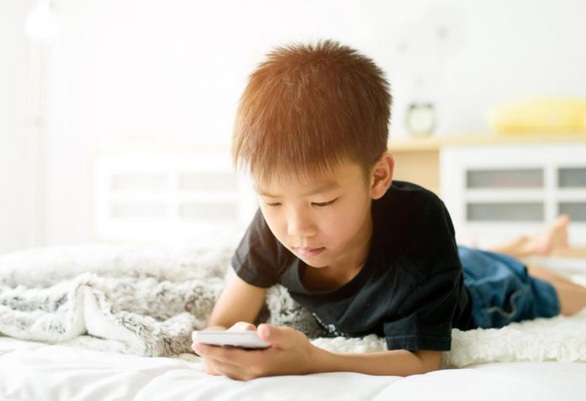 Xem smartphone quá nhiều: coi chừng bị bệnh mắt chéo! - Ảnh 2. Xem smartphone quá nhiều: coi chừng bị bệnh mắt chéo! - Ảnh 2.