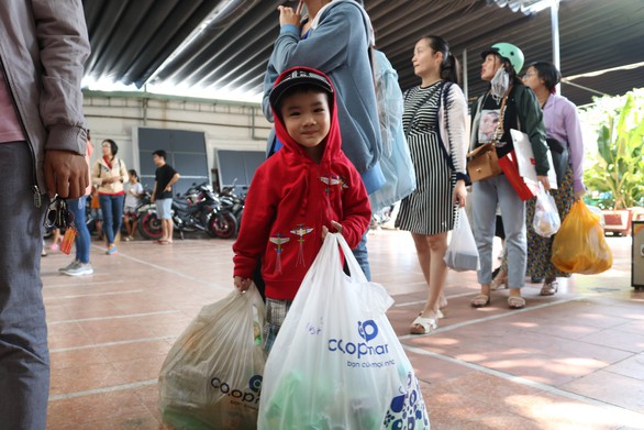 Đổi rác lấy cây, gom hơn 5 tấn rác - Ảnh 2. Đổi rác lấy cây, gom hơn 5 tấn rác - Ảnh 2.