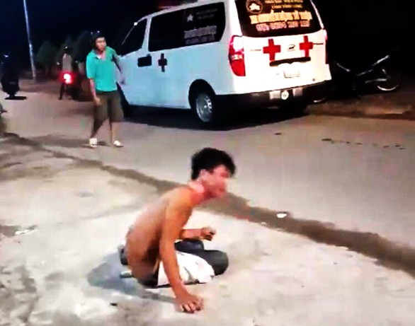 Em trai bị chị ruột tưới nguyên bình nước sôi lên người - Ảnh 1. Em trai bị chị ruột tưới nguyên bình nước sôi lên người - Ảnh 1.