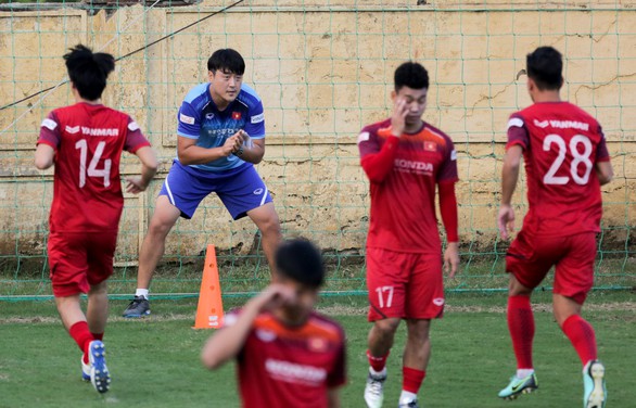 Đình Trọng mặc áo gió ép cân, tập tích cực nuôi hi vọng dự SEA Games 2019 - Ảnh 6. Đình Trọng mặc áo gió ép cân, tập tích cực nuôi hi vọng dự SEA Games 2019 - Ảnh 6.