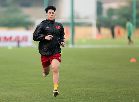 Đình Trọng mặc áo gió ép cân, tập tích cực nuôi hi vọng dự SEA Games 2019 - Ảnh 1. Đình Trọng mặc áo gió ép cân, tập tích cực nuôi hi vọng dự SEA Games 2019 - Ảnh 1.