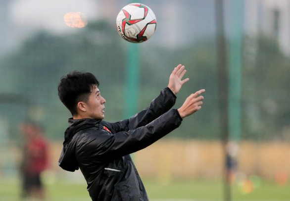 Đình Trọng mặc áo gió ép cân, tập tích cực nuôi hi vọng dự SEA Games 2019 - Ảnh 3. Đình Trọng mặc áo gió ép cân, tập tích cực nuôi hi vọng dự SEA Games 2019 - Ảnh 3.