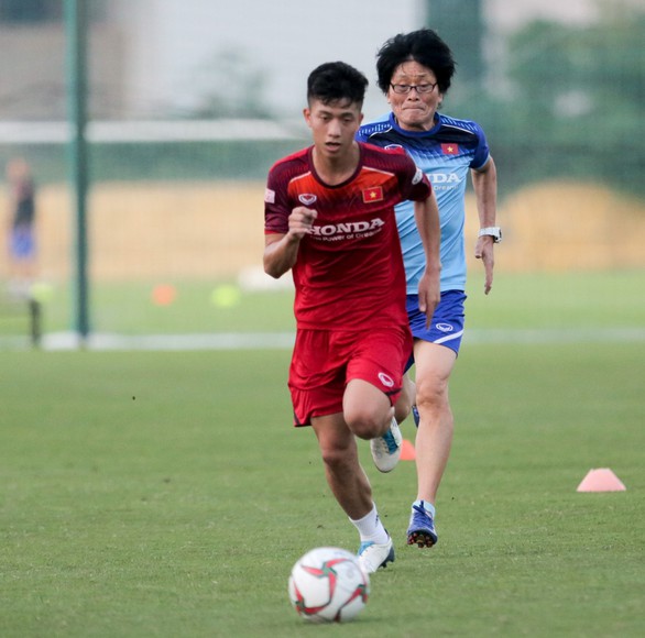 Đình Trọng mặc áo gió ép cân, tập tích cực nuôi hi vọng dự SEA Games 2019 - Ảnh 4. Đình Trọng mặc áo gió ép cân, tập tích cực nuôi hi vọng dự SEA Games 2019 - Ảnh 4.