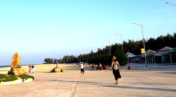 Trở lại ngôi làng bị đại hồng thủy cuốn ra biển - Ảnh 1. Trở lại ngôi làng bị đại hồng thủy cuốn ra biển - Ảnh 1.